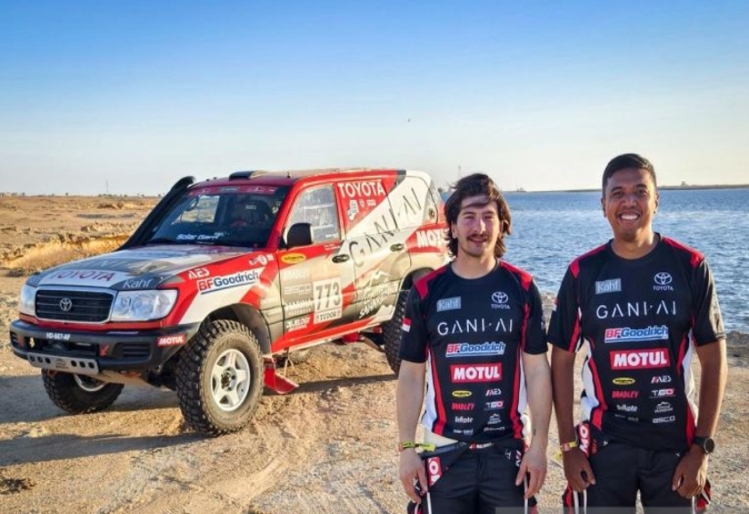 Pereli Indonesia Julian Johan (kanan) dan co driver, Mathieu Monplaisi