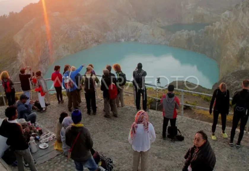 Gunung Kelimutu 