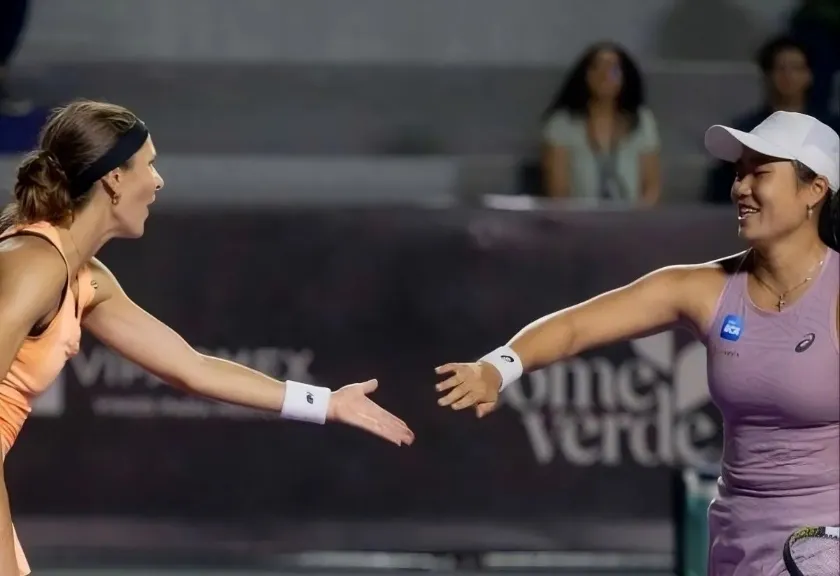Petenis Polandia Katarzyna Piter bersama petenis putri Indonesia Janice Tjen