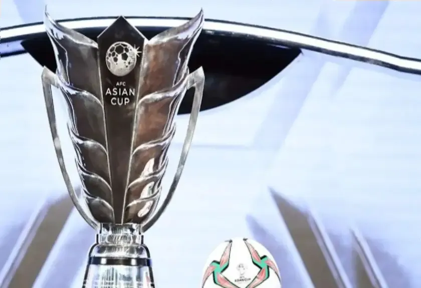 Trofi kejuaraan sepak bola Piala Asia. 
