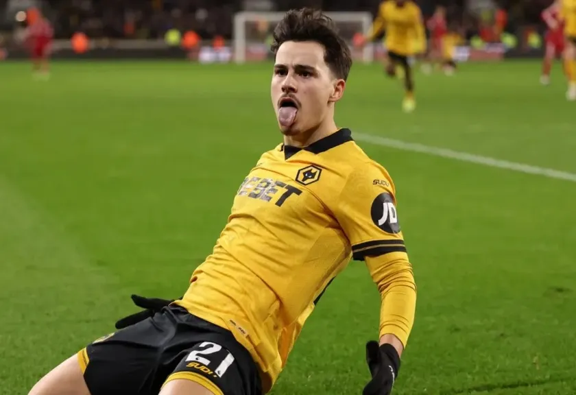 Gelandang Wolves Rodrigo Gomes merayakan gol ke gawang Liverpool