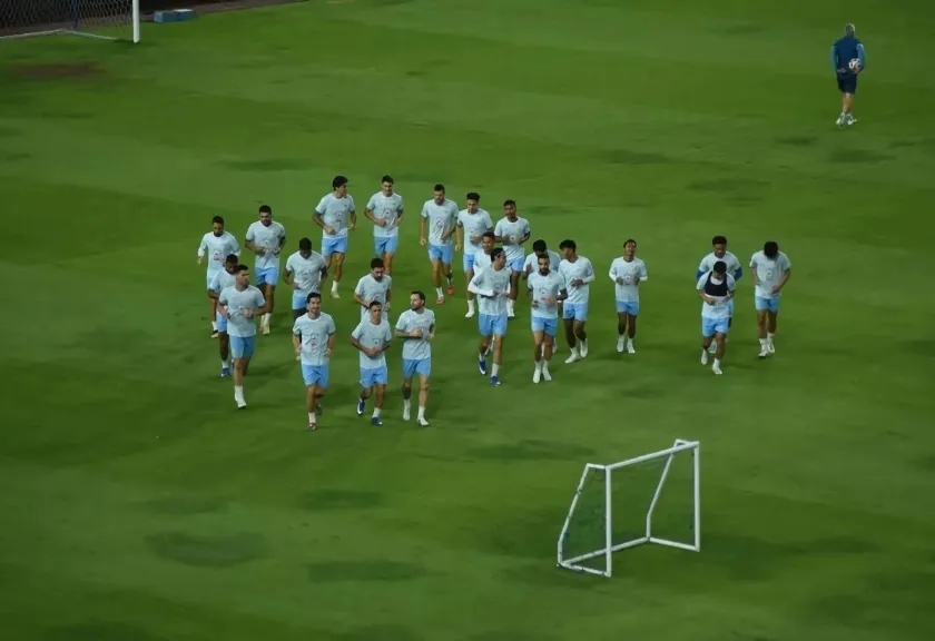 Skuad Persib Bandung menjalani latihan di Stadion GBLA