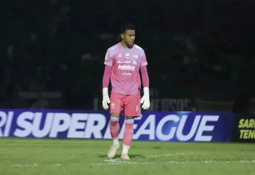 Penjaga gawang Persib Bandung Teja Paku Alam
