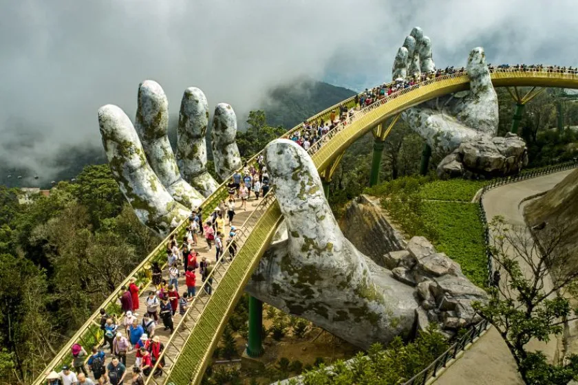 Ilustrasi destinasi wisata Jembatan Emas (Golden Bridge) di Vietnam. 