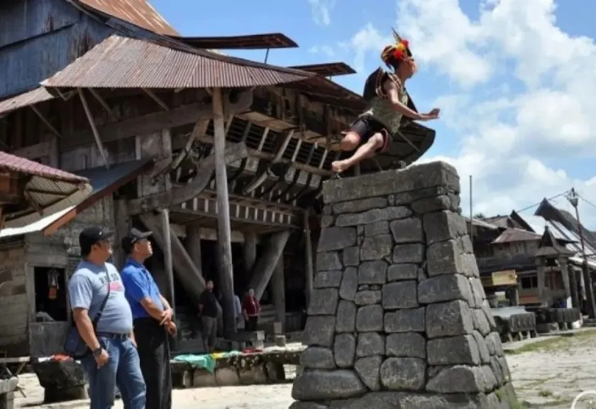 Hombo (lompat) batu 