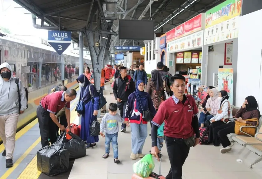 Arsip - Penumpang kereta api. PT Kereta Api Indonesia (Persero) Daerah Operasi 1 Jakarta. 