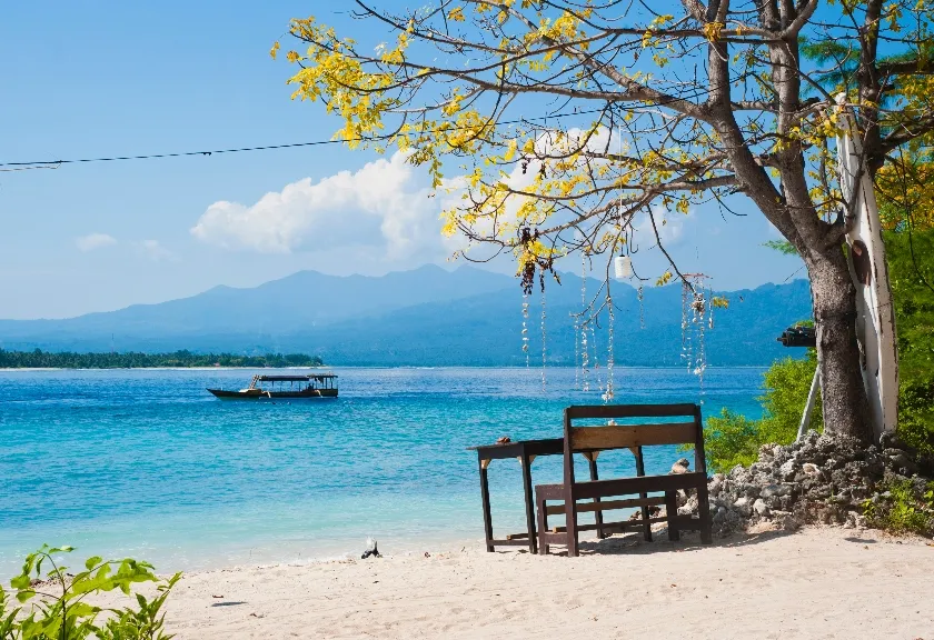 Gili Meno terletak di lepas pantai barat laut pulau Lombok, Nusa Tenggara Barat (NTB)