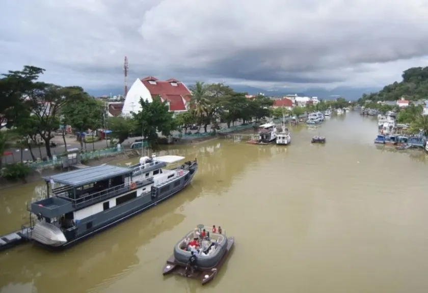 Kafe terapung di Sungai Batang Arau, Padang, Sumatera Barat
