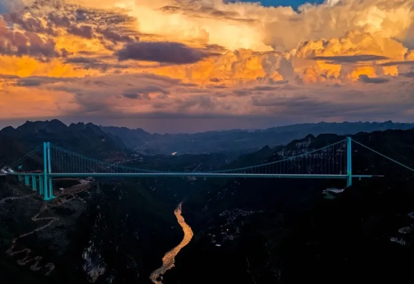 Jembatan Ngarai Besar Huajiang di Provinsi Guizhou, China