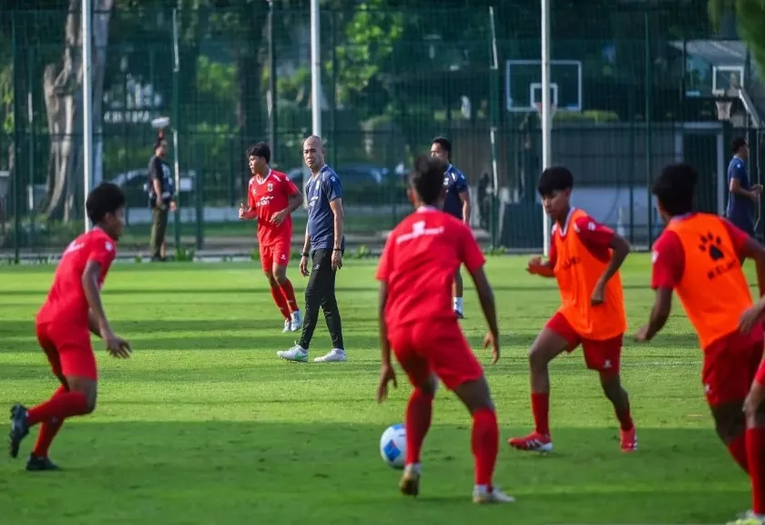 Pelatih Indonesia U-17 Kurniawan Dwi Yulianto memimpin latihan.