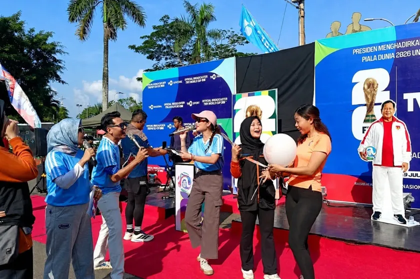 Kemeriahan acara Bola Gembira di GOR Kadrie Oening Samarinda (3/5/2026) sebagai pemanasan warga menyambut kick-off Piala Dunia 2026.