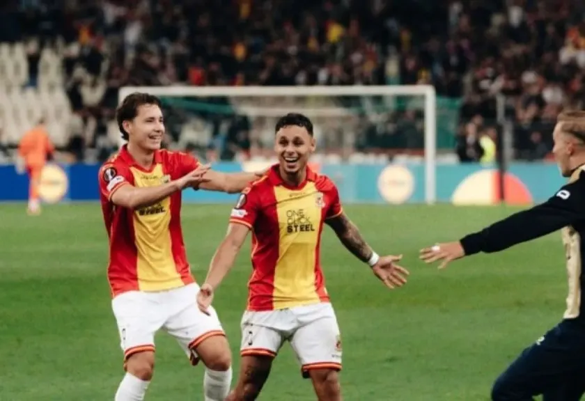 Bek sayap Go Ahead Eagles Dean James