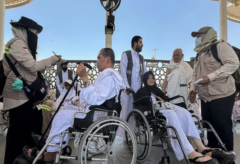 Arsip - Petugas Penyelenggara Ibadah Haji mendata jamaah calon haji di Masjidil Haram