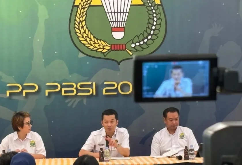 Wakil Ketua Umum I PBSI Taufik Hidayat (tengah)