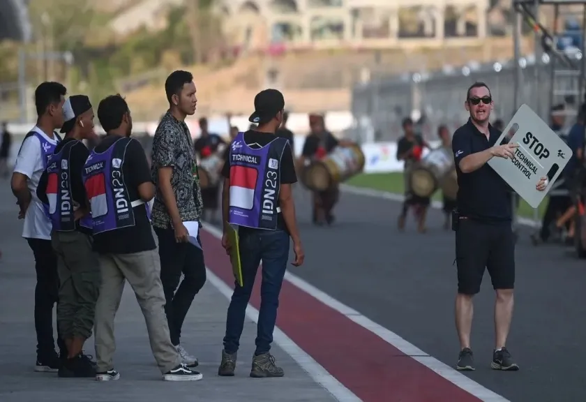 Arsip - Seorang petugas memberikan arahan di pit lane jelang balapan