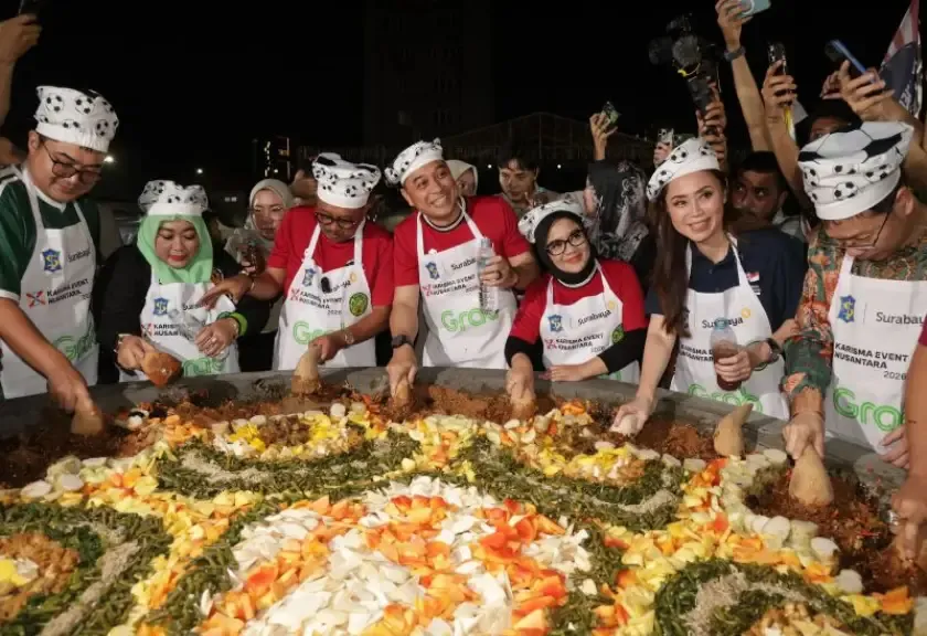 Wali Kota Surabaya Eri Cahyadi di tengah kegiatan Festival Rujak Uleg dalam rangka Hari Jadi ke-733 Kota Surabaya (HJKS)