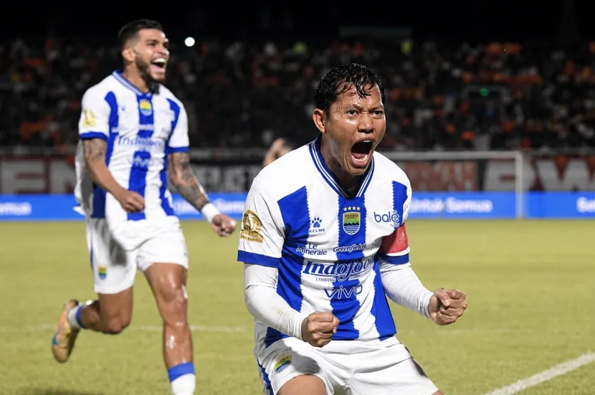 Gelandang Persib Bandung Adam Alis Setyano melakukan selebrasi 