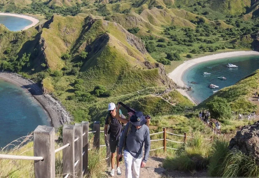 Sejumlah wisatawan mendaki bukit Pulau Padar 