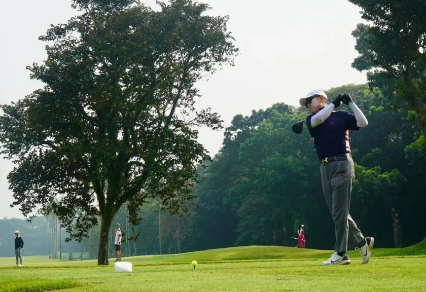 Ilustrasi - Wisatawan mencoba fasilitas bermain golf di Indonesia