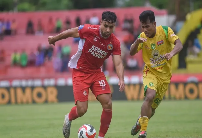 Laga Semen Padang vs Persebaya Surabaya di BRI Super League