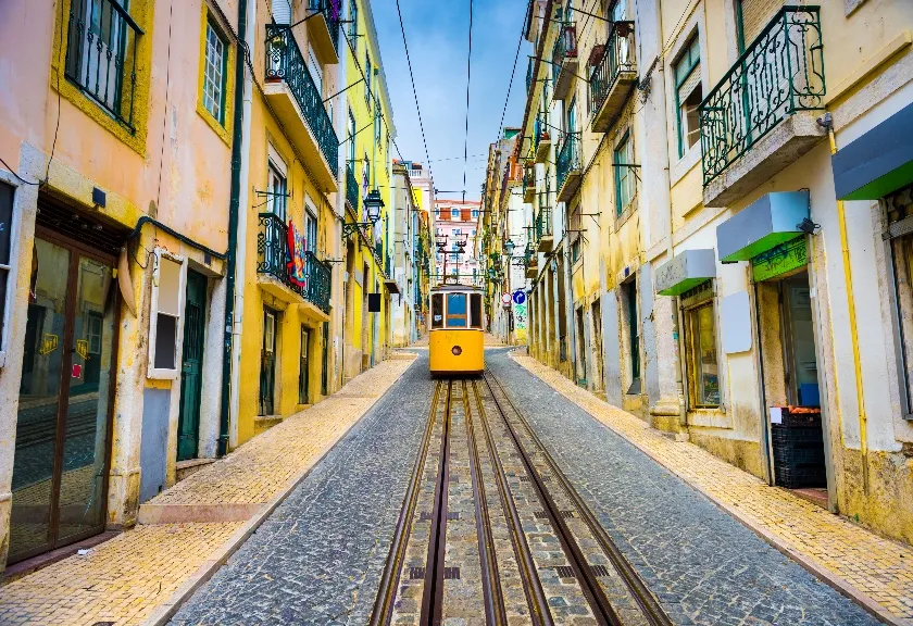 Trem kuning ikon Kota Lisbon, Portugal