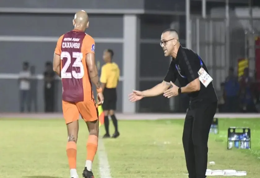 Pelatih Borneo FC Samarinda Fabio Araujo Lefundes (kanan) memberikan arahan kepada Westherley Garcia Nogueira (kiri).