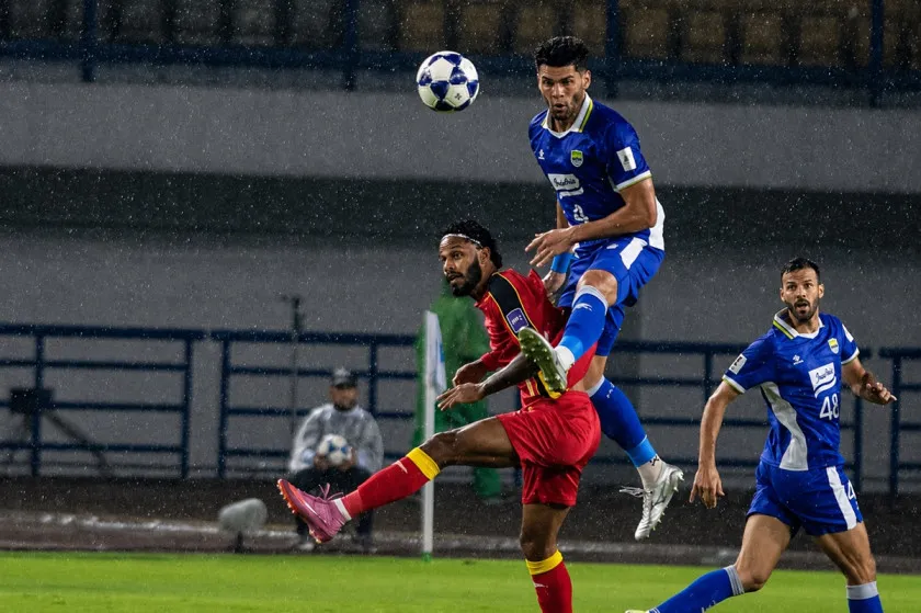 Duel Udara Sengit: Pemain bertahan Persib Bandung, Julio Cesar (atas)
