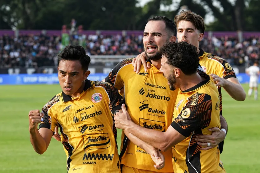 Pesepak bola Persija Jakarta melakukan selebrasi bersama rekan satu timnya