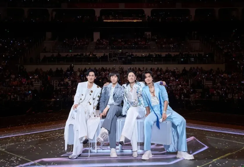 Grup ikonik F4 (ki-ka) Jerry Yan, Van Ness Wu, bersama vokalis utama dari band rock Taiwan Mayday, Ashin, dan Vic Chou