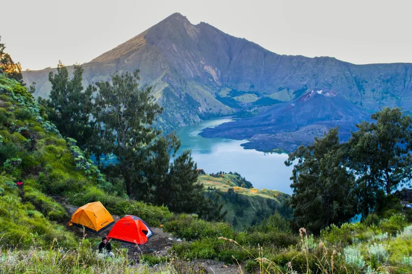 Pendaki berkemah di pelawangan Gunung Rinjani, Lombok, NTB, pada malam pertama pendakian
