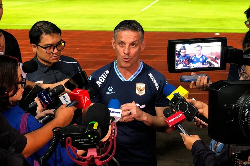 Momen Pelatih Timnas Indonesia, John Herdman, saat memaparkan kesiapan timnya untuk menghadapi Oman dan Mozambik di Jakarta
