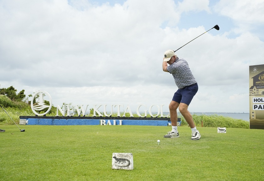 Golfer di lapangan berstandar internasional, New Kuta Golf, Bali.