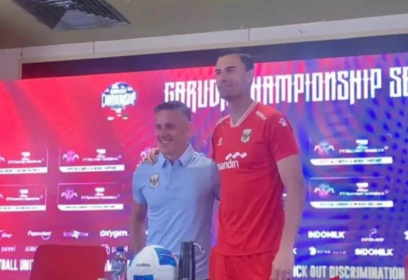 Pelatih Timnas Indonesia John Herdman dan Kiper Emil Audero