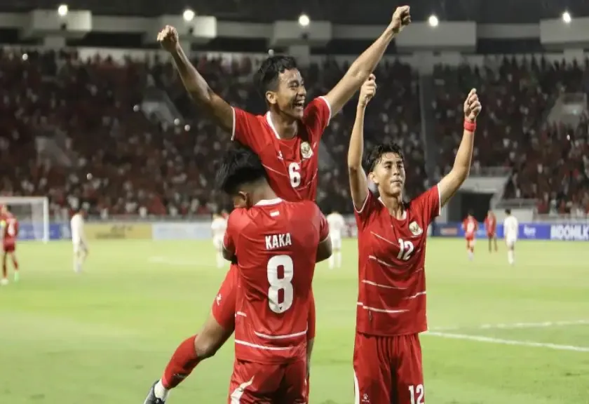 Pesepak bola timnas U19 Indonesia Evandra Florasta (atas) bersama Arkhan Kaka Putra Purwanto (kiri bawah) dan Welberlieskott De Halim Jardim (kanan).