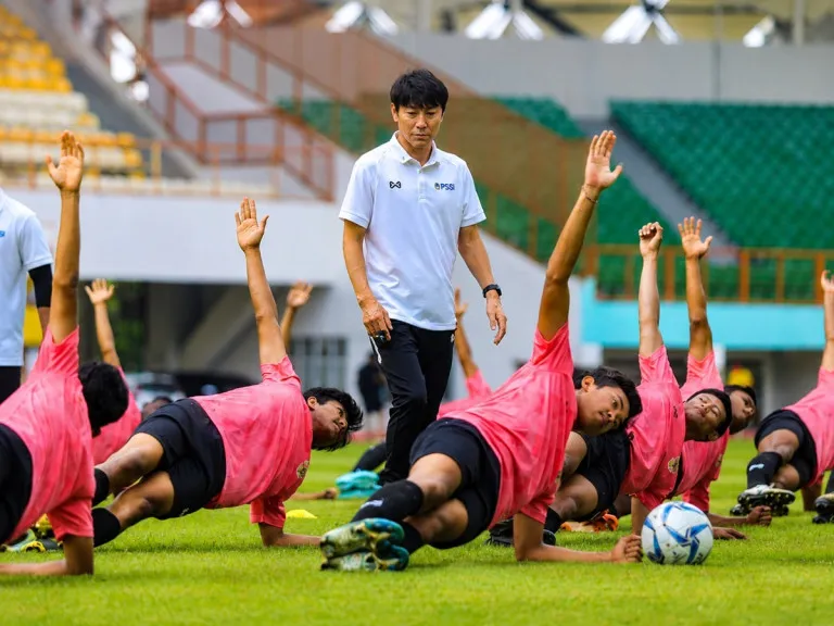 Ekspresi serius Shin Tae-yong 