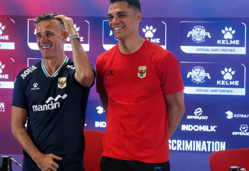 Joey Pelupessy bersama pelatih John Herdman