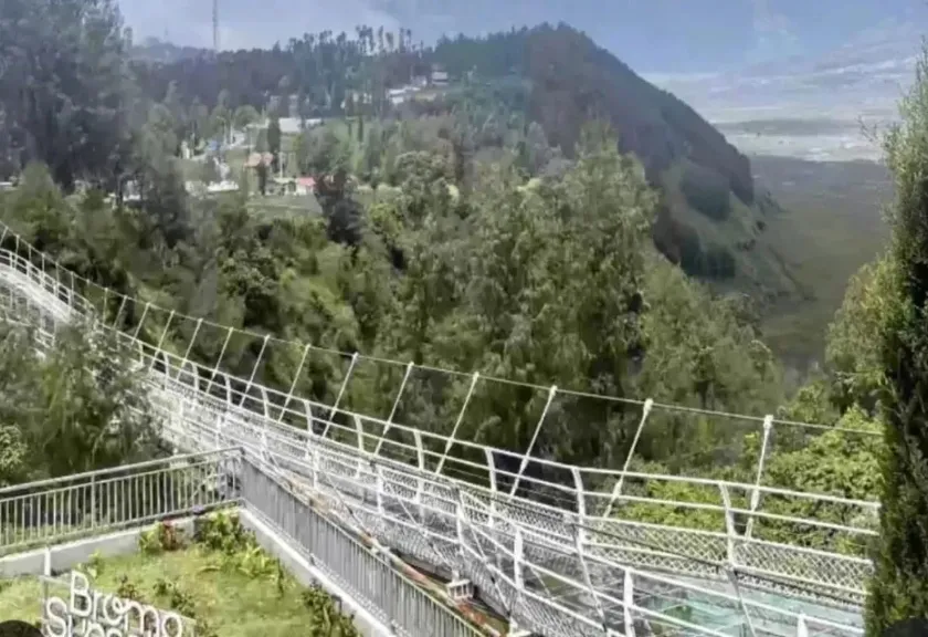 Jembatan Kaca Bromo di kawasan Taman Nasional Bromo Tengger Semeru 
