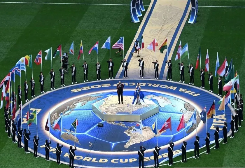 Penyanyi Andrea Bocelli dan EJAE
