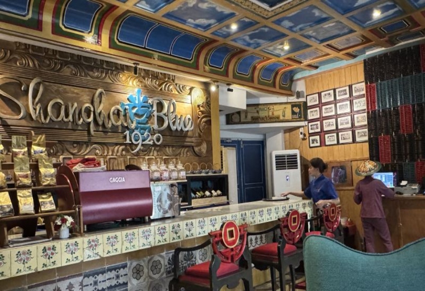 Ruang utama Shanghai Blue 1920 Jakarta