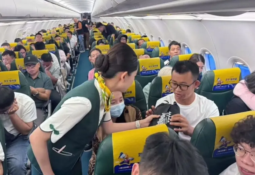 Arsip - Penumpang di dalam pesawat Spring Airlines