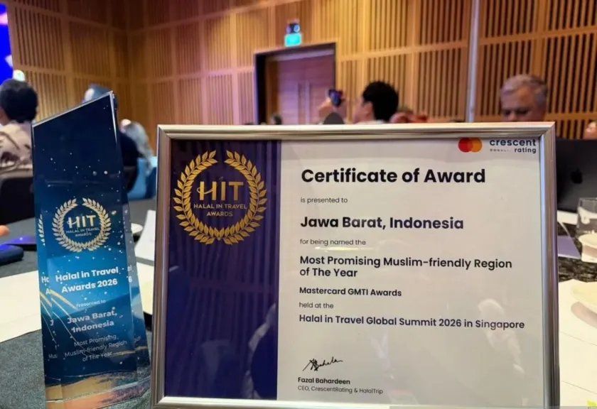 Piagam penghargaan Wisata Ramah Muslim