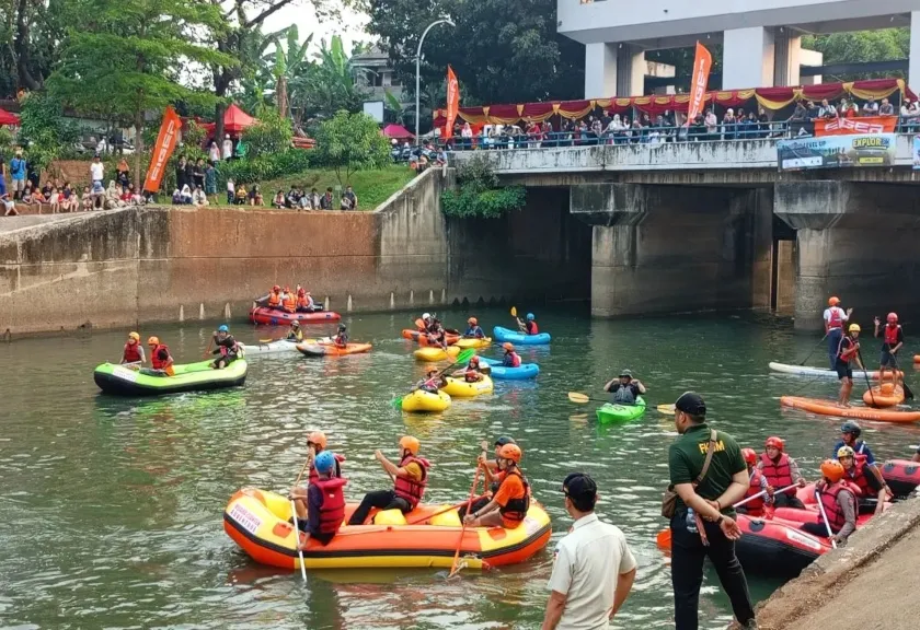 Lomba dayung di Banjir Kanal Timur 