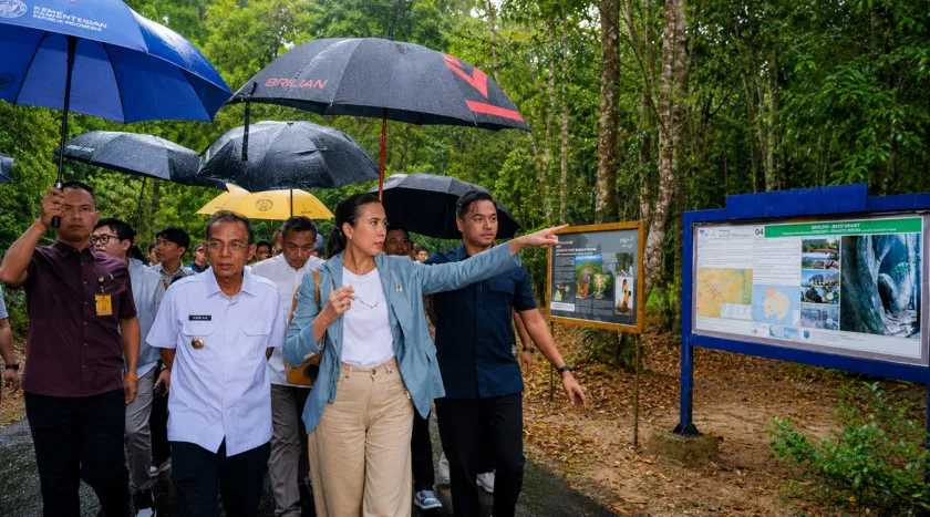 Menpar Widiyanti Putri Wardhana dan Bupati Belitung Djoni Alamsyah Hidayat meninjau Belitong Geopark Information Center 
