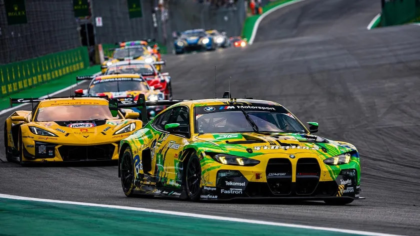 Sean Gelael memacu BMW M4 GT3 Evo Team WRT 32 pada balapan 6 Hours of Sao Paulo di Sirkuit Interlagos, Brasil
