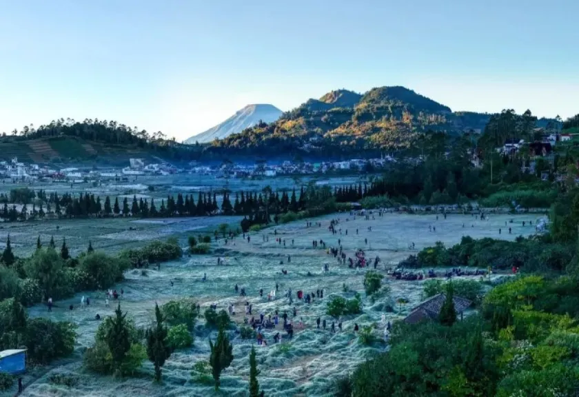 Fenomena embun beku atau embun upas Dataran Tinggi Dieng