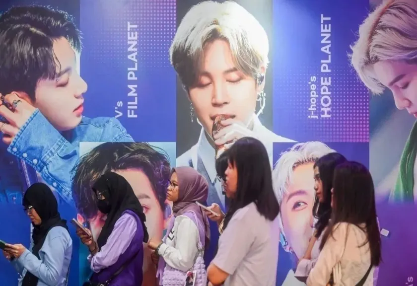 Arsip foto - Konser realitas virtual grup K-pop BTS]