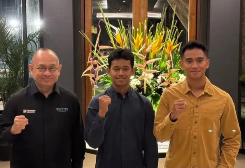 Direktur Operasional ITDC Troy Reza Warokka bersama pembalap Indonesia Veda Ega Pratama dan Mario Aji