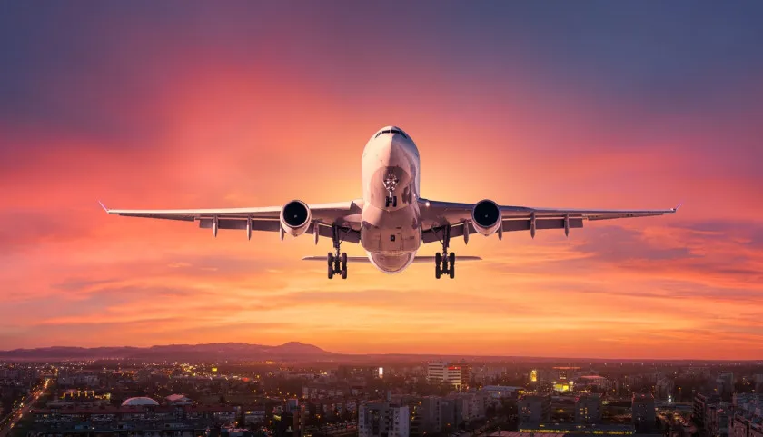 Pesawat terbang membelah langit malam