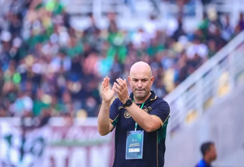 Pelatih Persebaya Surabaya Bernardo Tavares