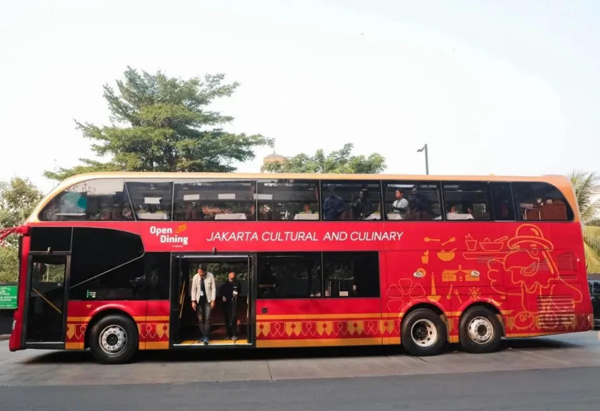 Bus dengan konsep Open Dining of Jakarta